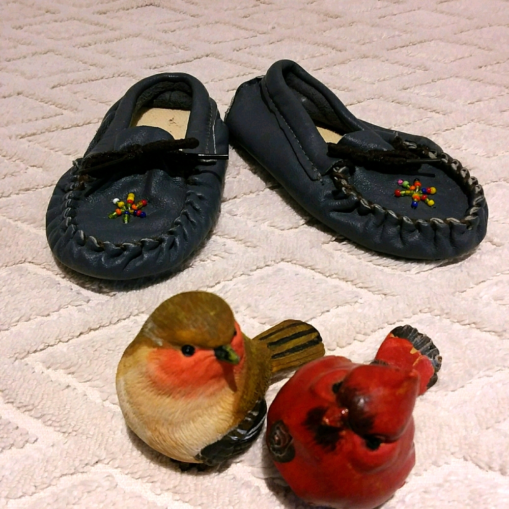 ⬇️Hand stitched beaded moccasins-EUC